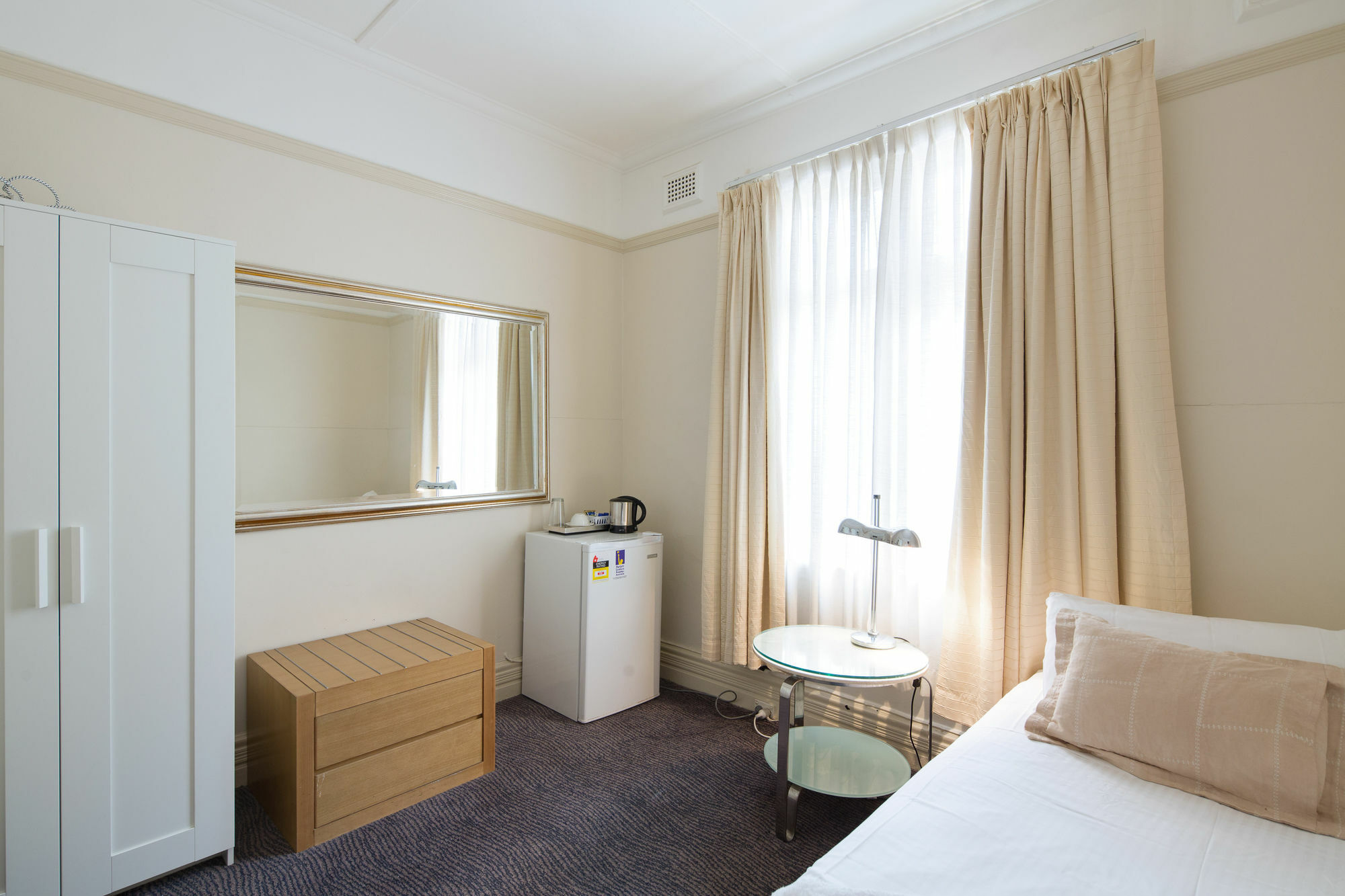 นูทรอล เบย์ ล็อดจ์ Hotel ซิดนีย์ ภายนอก รูปภาพ