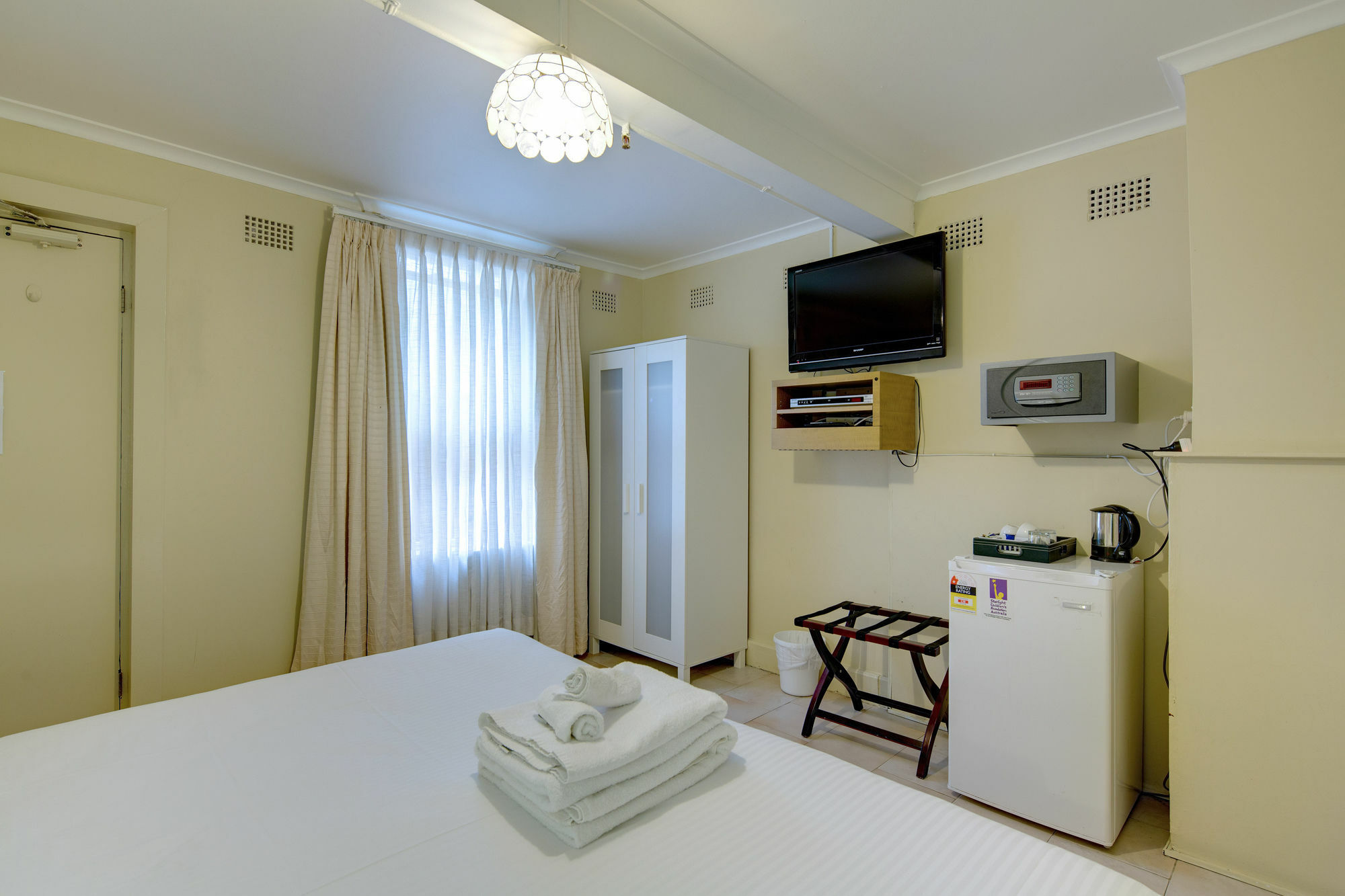 นูทรอล เบย์ ล็อดจ์ Hotel ซิดนีย์ ภายนอก รูปภาพ