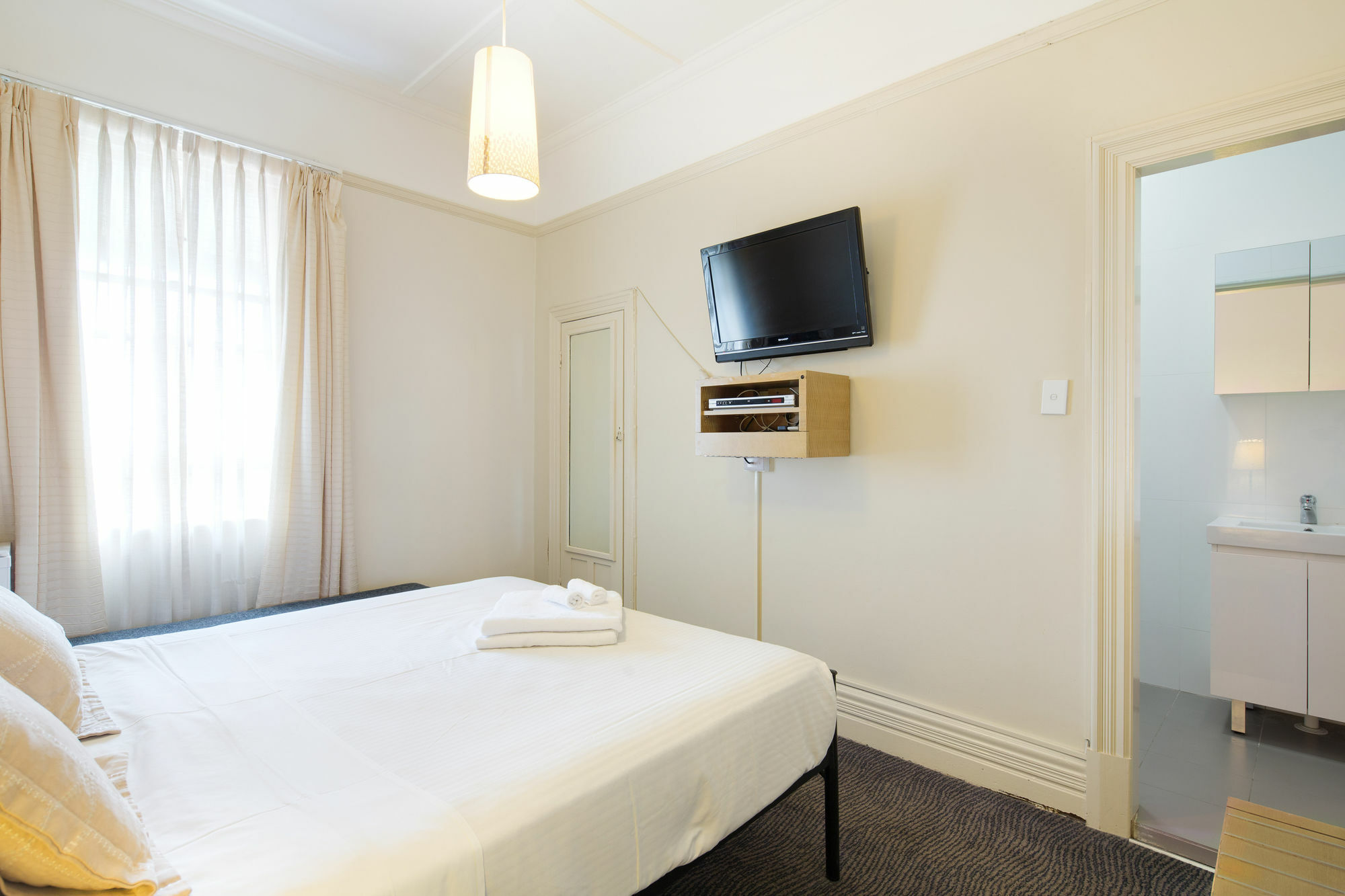 นูทรอล เบย์ ล็อดจ์ Hotel ซิดนีย์ ภายนอก รูปภาพ