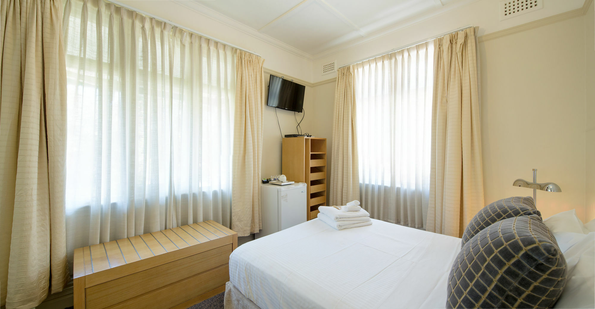 นูทรอล เบย์ ล็อดจ์ Hotel ซิดนีย์ ภายนอก รูปภาพ