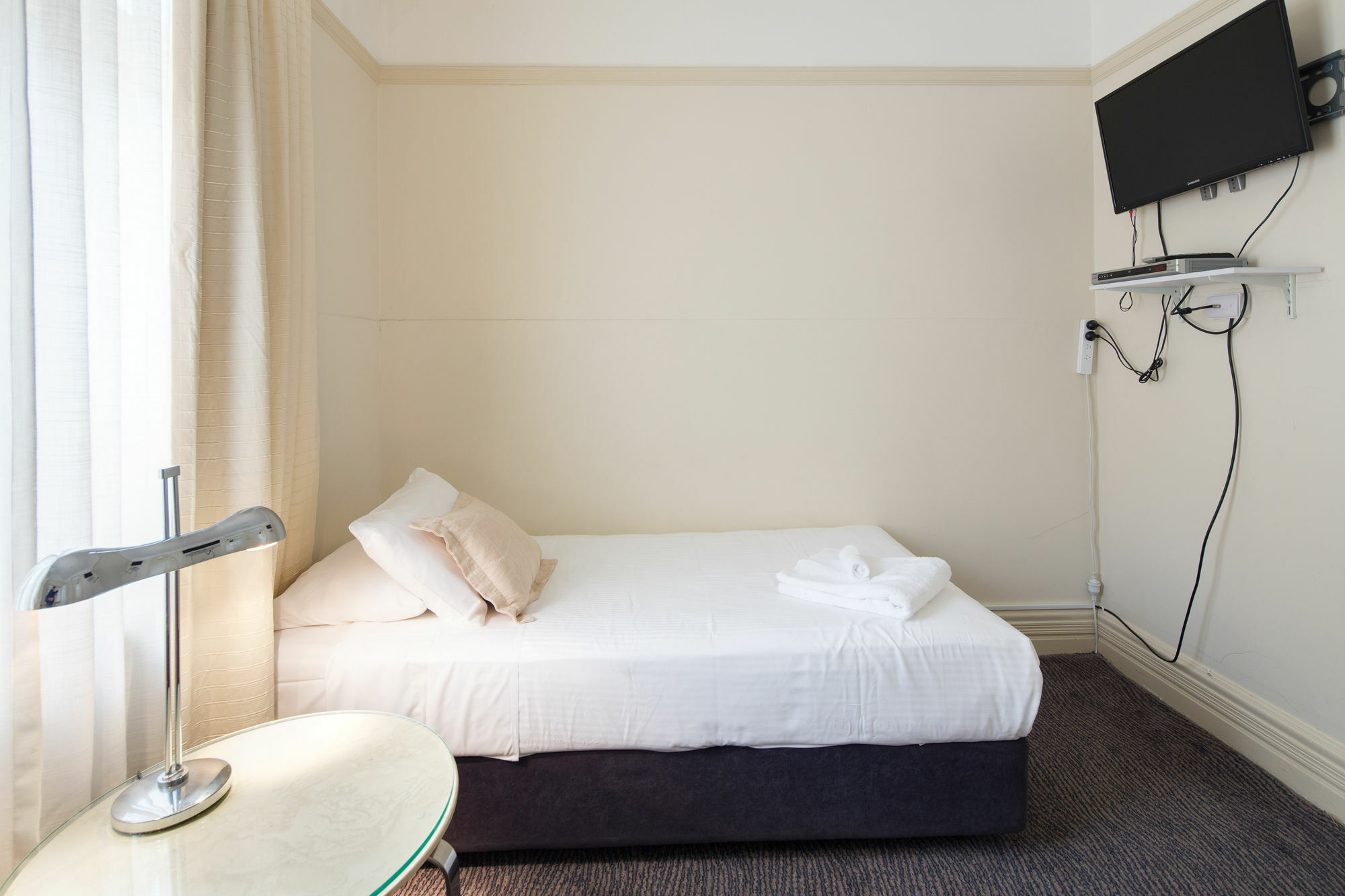 นูทรอล เบย์ ล็อดจ์ Hotel ซิดนีย์ ภายนอก รูปภาพ