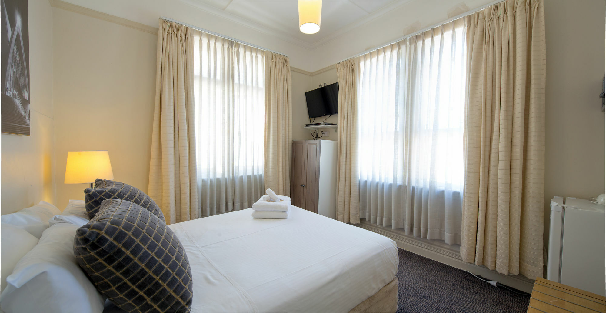 นูทรอล เบย์ ล็อดจ์ Hotel ซิดนีย์ ภายนอก รูปภาพ