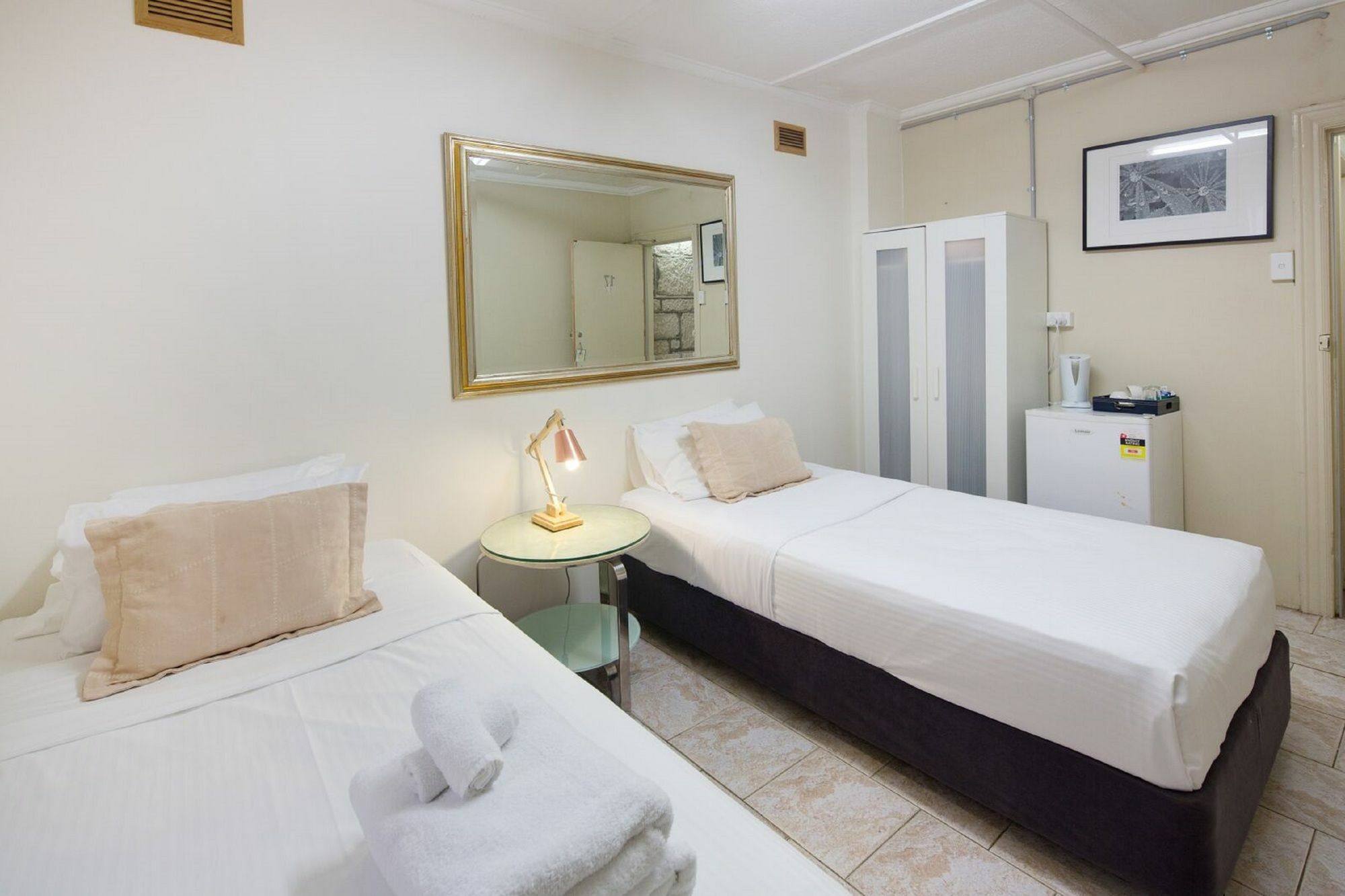 นูทรอล เบย์ ล็อดจ์ Hotel ซิดนีย์ ภายนอก รูปภาพ